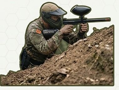 Giocatore di paintball in azione durante un allenamento Terra Tattica